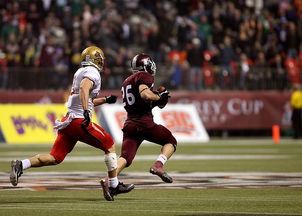 开云官方-加拿大队在赛制中的表现：如何调整战术应对不同对手，加拿大队与中国队